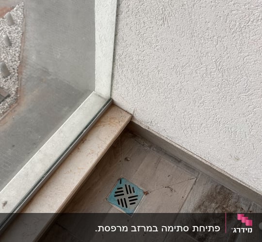 רצפה עם ניקוז מים בפינה